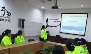 服務(wù)于心，管理于人——安徽淮南店職場禮儀與服務(wù)管理培訓 